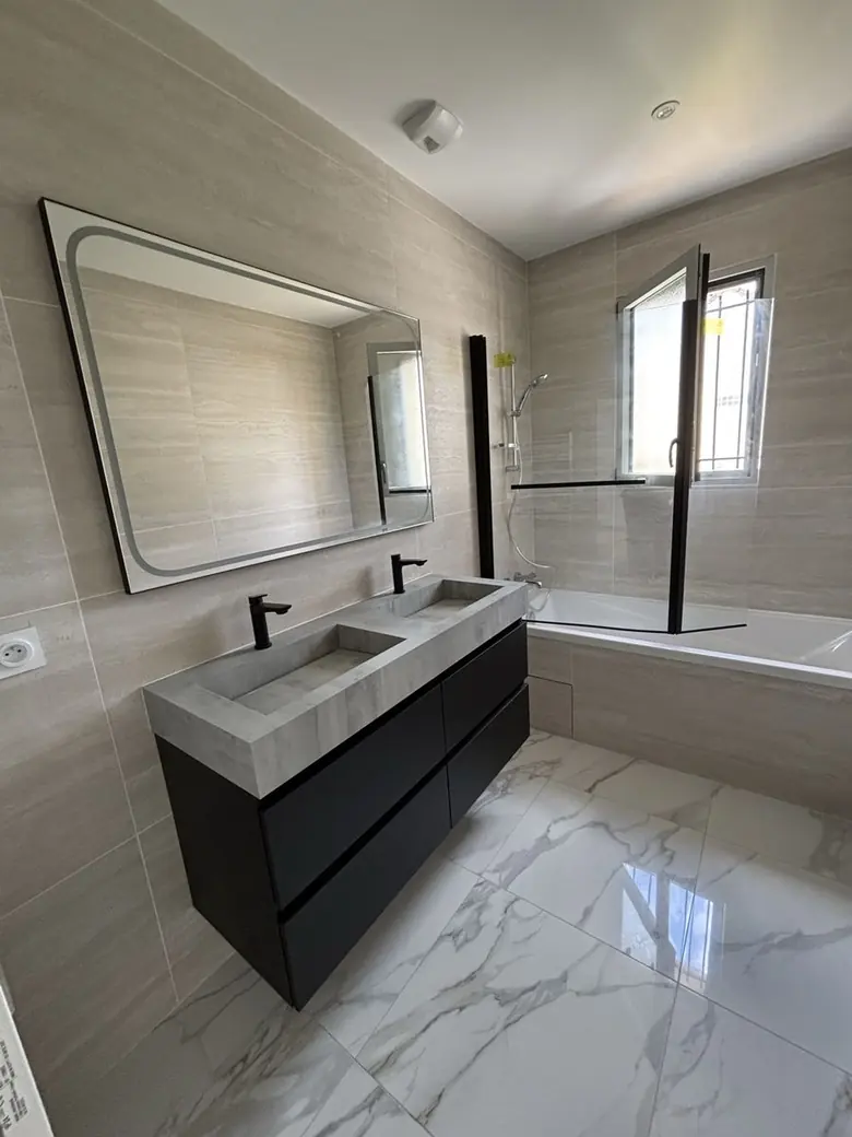 Salle de bain carrelée avec meuble double vasque