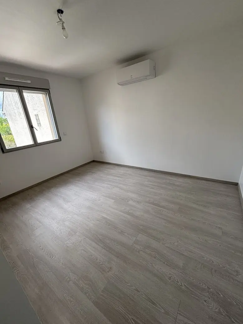 Pièce lumineuse avec sol stratifié propre