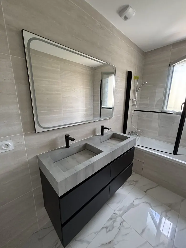 Salle de bain avec double vasque et miroir