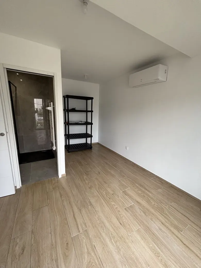 Chambre vide avec sol en parquet