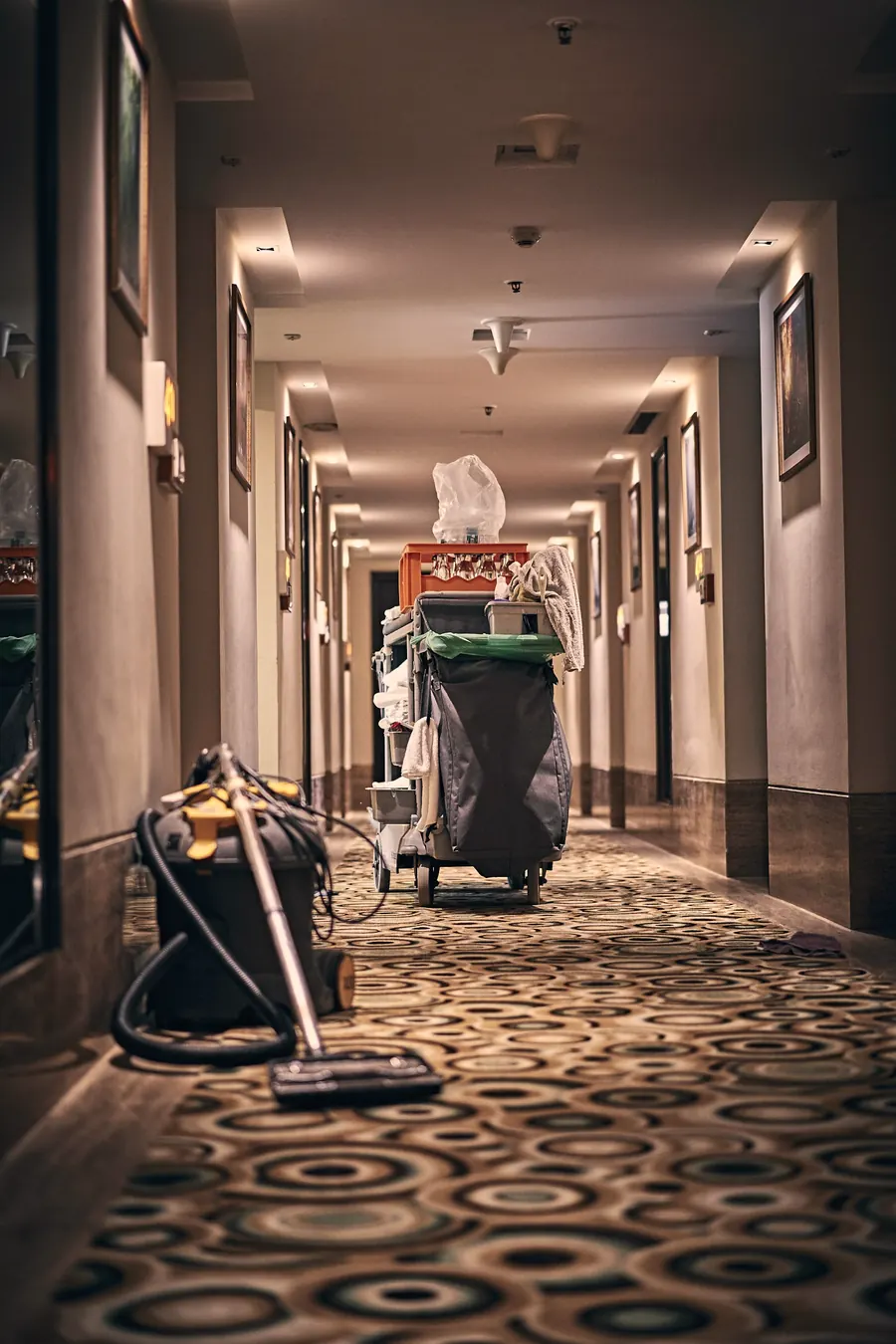 Chariot de ménage dans un couloir d'immeuble