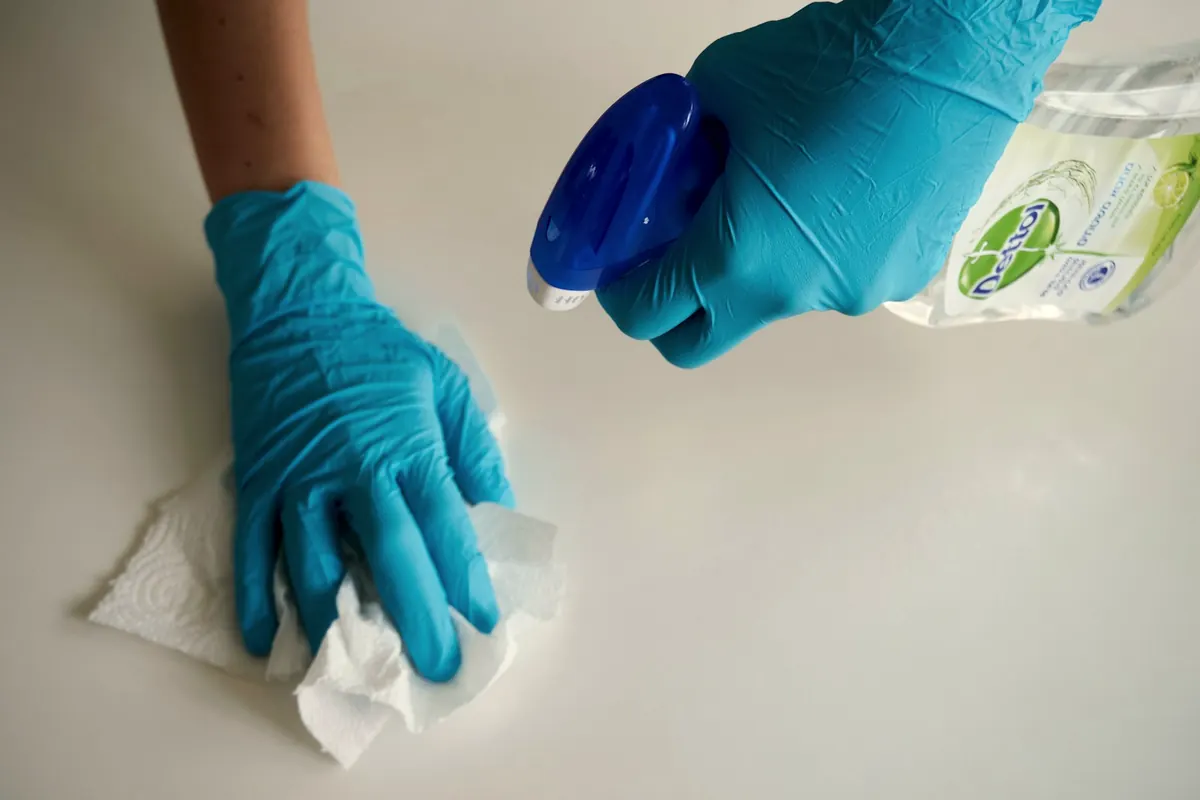Surface essuyée avec des gants et un chiffon