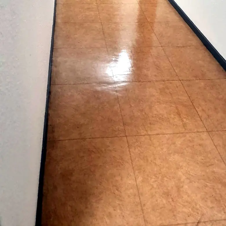 Couloir au sol brillant après lavage