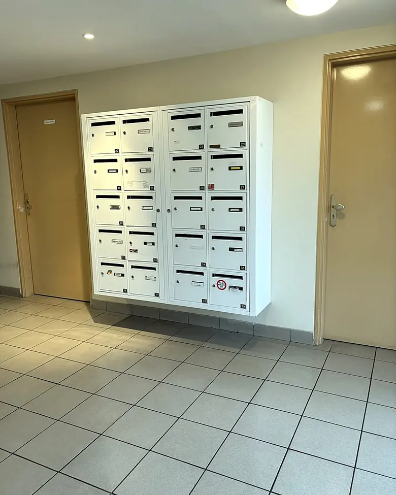 Hall d'entrée de copropriété entretenu par ALTIS à Montereau-Fault-Yonne