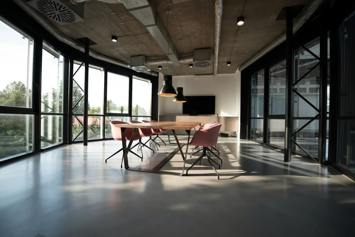 Plateau de bureaux vide et lumineux
