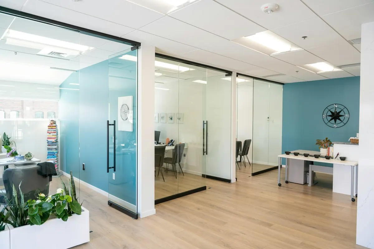 Bureaux lumineux avec cloisons vitrées