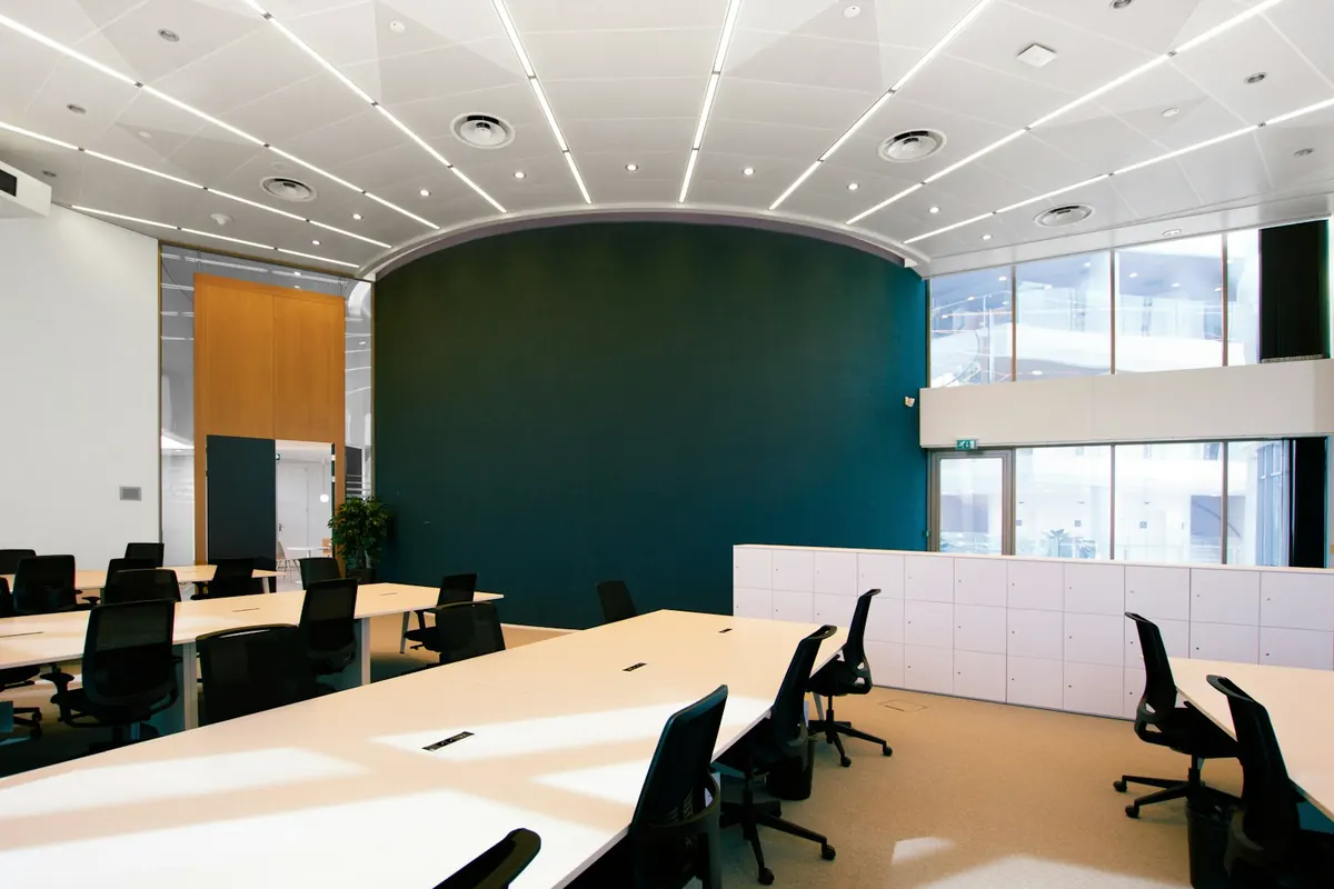 Plateau de bureaux lumineux et rangé