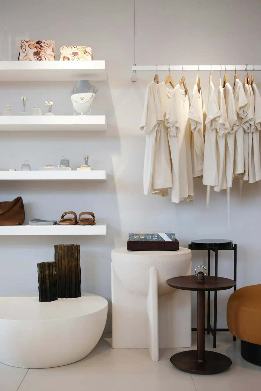 Boutique aux étagères blanches