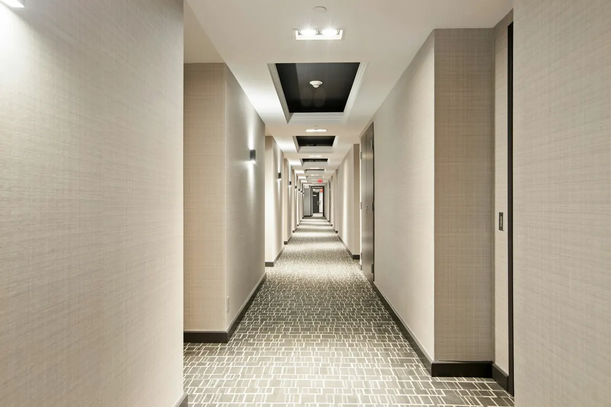 Couloir de résidence éclairé
