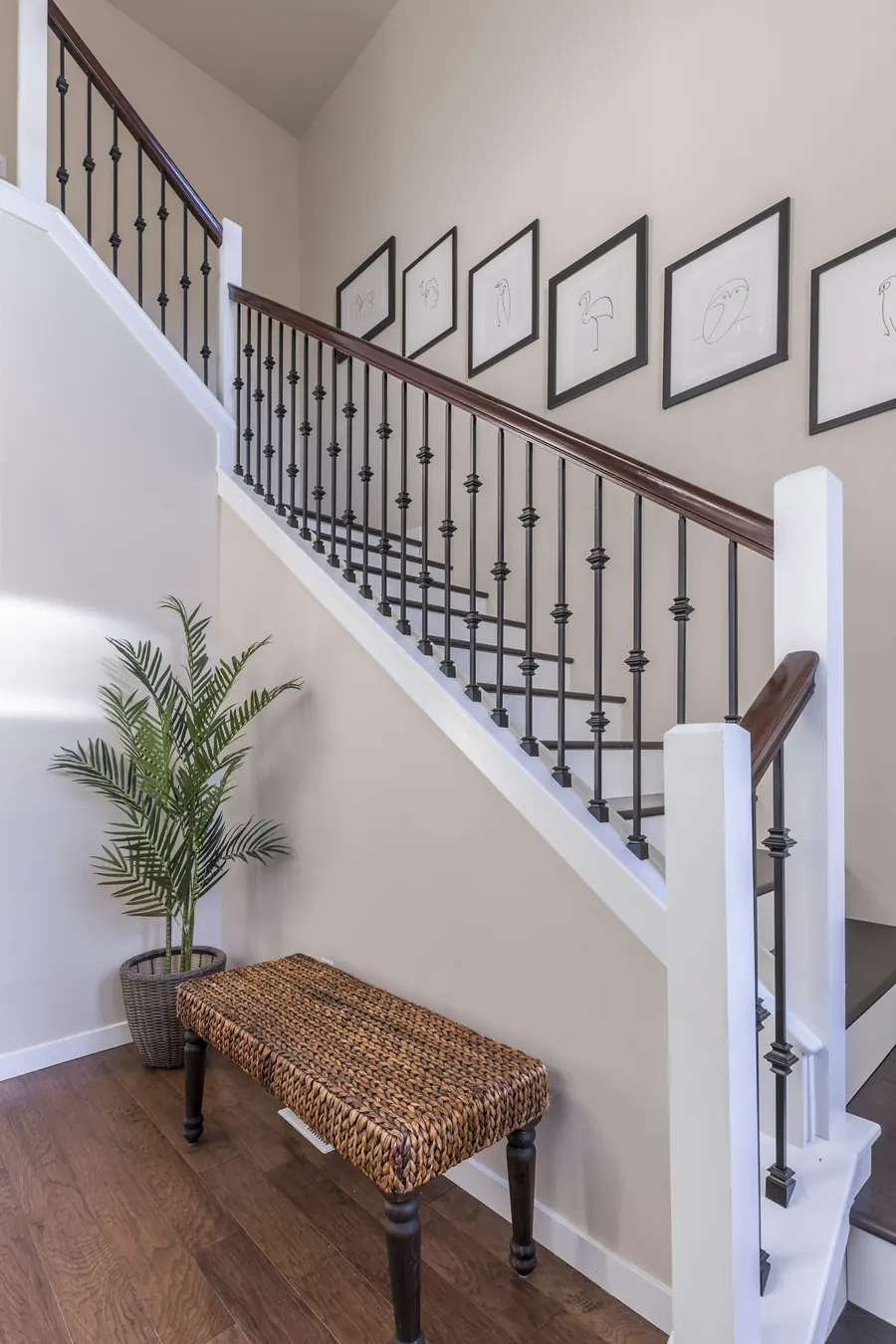 Escalier intérieur avec rampe en fer forgé